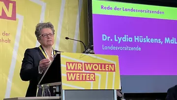 Lydia Hüskens, Landesvorsitzende der FDP Sachsen-Anhalt, auf der Bühne beim Landesparteitag
