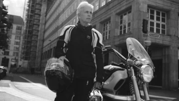 Strack-Zimmermann steht neben ihrem Motorrad. 