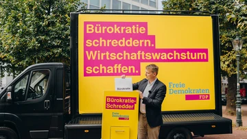 FDP-NRW Aktion "Bürokratie schreddern"