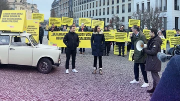 Dürr und Büttner bei dem Protest vorm Bundestag. 