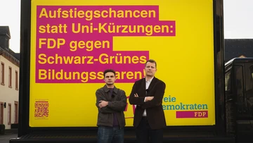 Henning Höne und Filip Günther vor Protest-Slogan. 