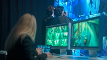 Sicherheitsbeamte arbeiten im Überwachungszentrum.