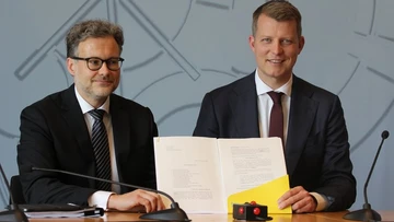 Dr. Peter Schantz und Henning Höne in der Landespressekonferenz zur Vorstellung der Verfassungsbeschwerde.