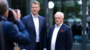 Höne und Kubicki werden fotografiert. 