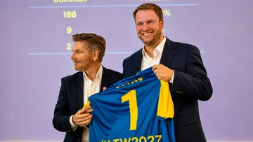Dr. Heiner Garg mit Christopher Vogt und FDP-Trikot. 
