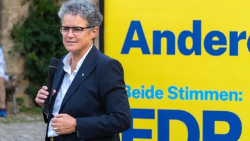 Lydia Hüskens vor Wahlplakat. 