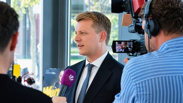 Henning Höne redet mit einem Kamerateam. 