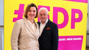 Dorothee von Hoff mit Wolfgang Kubicki vor FDP-Banner. 