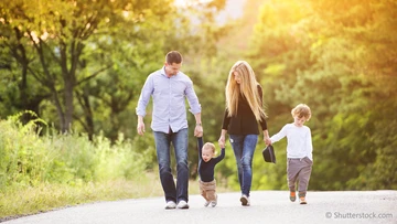 Familie mit Kindern beim Spaziergang