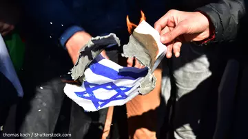 Wie hier in Istanbul verbrannten auch Berliner Demonstranten die israelische Fahne. Bild: thomas koch / Shutterstock.com